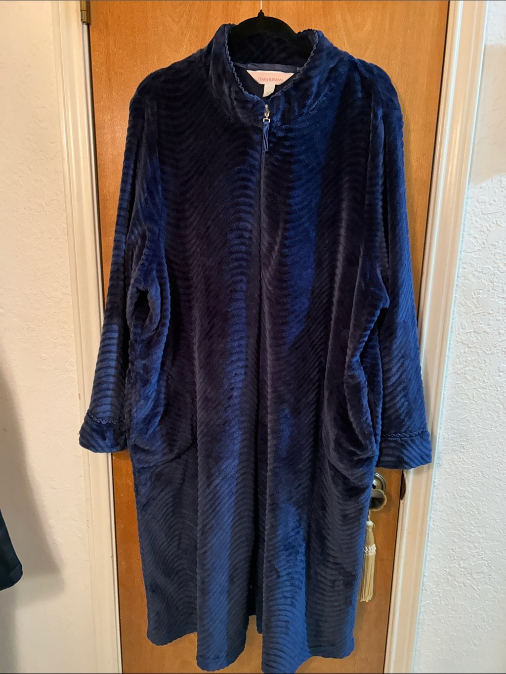 Neiman Marcus designer Stan Herman’s Plush Navy Women’s front zip-up robe. 2X.